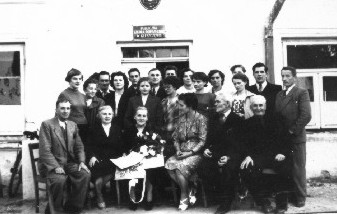Ognisko >>Kleszczów<< ZNP w dniu pozegnania odchodzacej na emeryture Heleny
Grzegorczyk - 1959r.