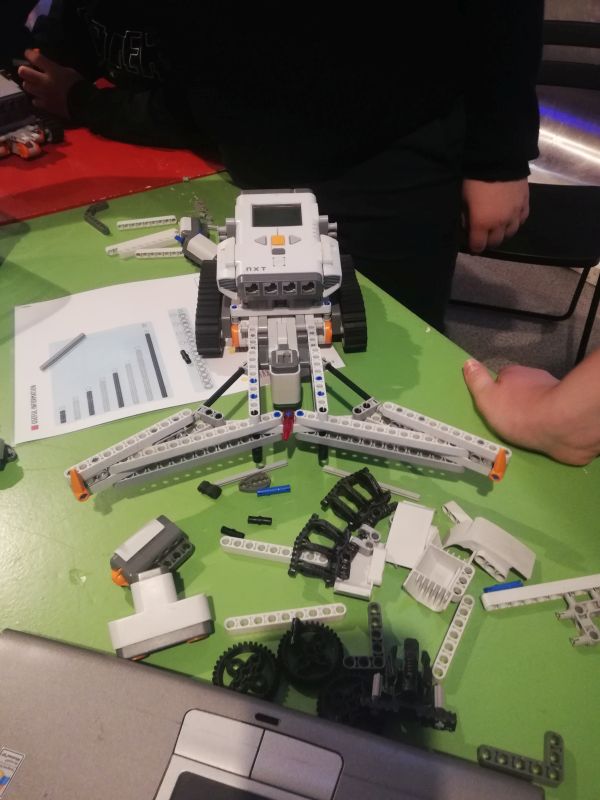 Zbudowany przez uczniów robot