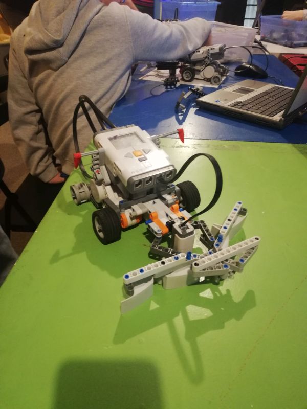 Zbudowany przez uczniów robot lego