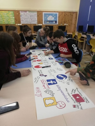 Uczniowie tworzący notatkę graficzną