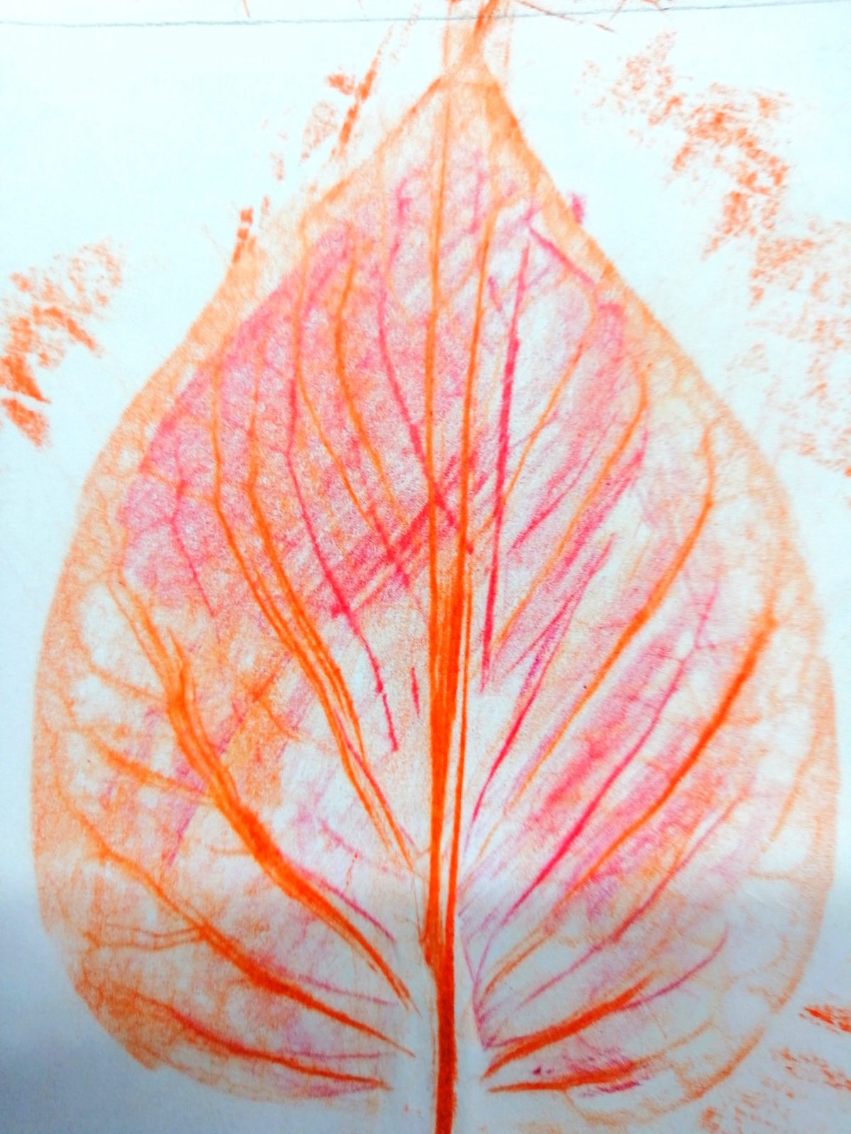 Kompozycja plastyczna struktury fragmentów jesiennych liści w układzie centralnym. Praca wykonana w technice frotażu z użyciem barw ciepłych.