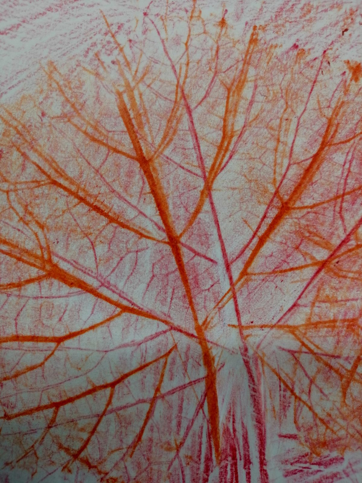 Kompozycja plastyczna struktur jesiennych liści w układzie abstrakcyjnym. Praca wykonana w technice frotażu z użyciem barw ciepłych.