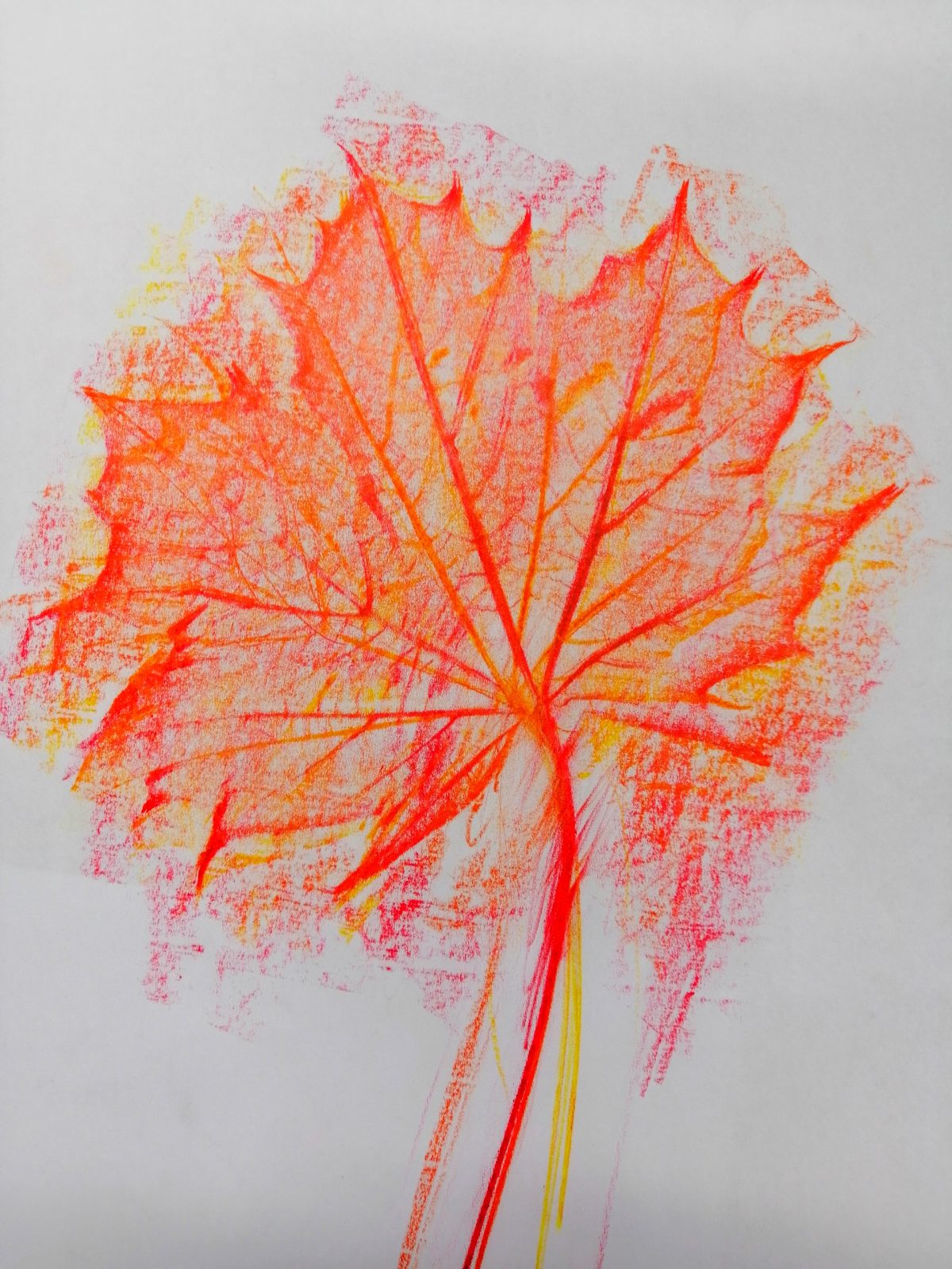 Kompozycja plastyczna struktury jesiennego liścia w układzie centralnym. Praca wykonana w technice frotażu z użyciem barw ciepłych.
