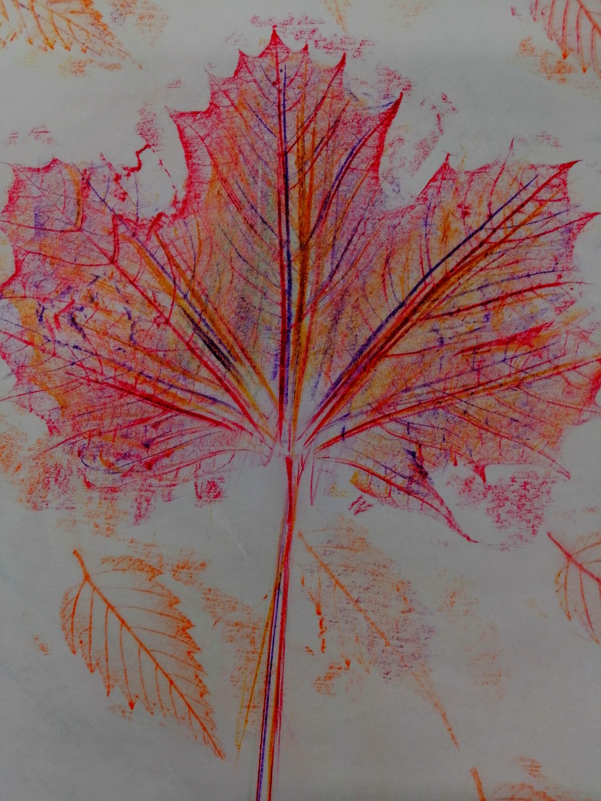 Kompozycja plastyczna struktury jesiennego liścia w układzie centralnym i rytmicznym Praca wykonana w technice frotażu z użyciem barw ciepłych.