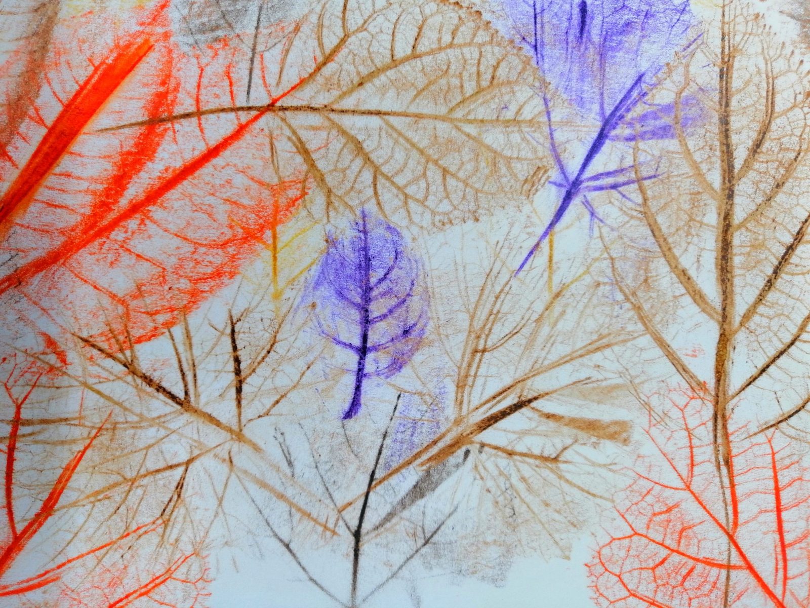 Kompozycja plastyczna struktur jesiennych liści w układzie abstrakcyjnym. Praca wykonana w technice frotażu z użyciem barw ciepłych i brązowych.