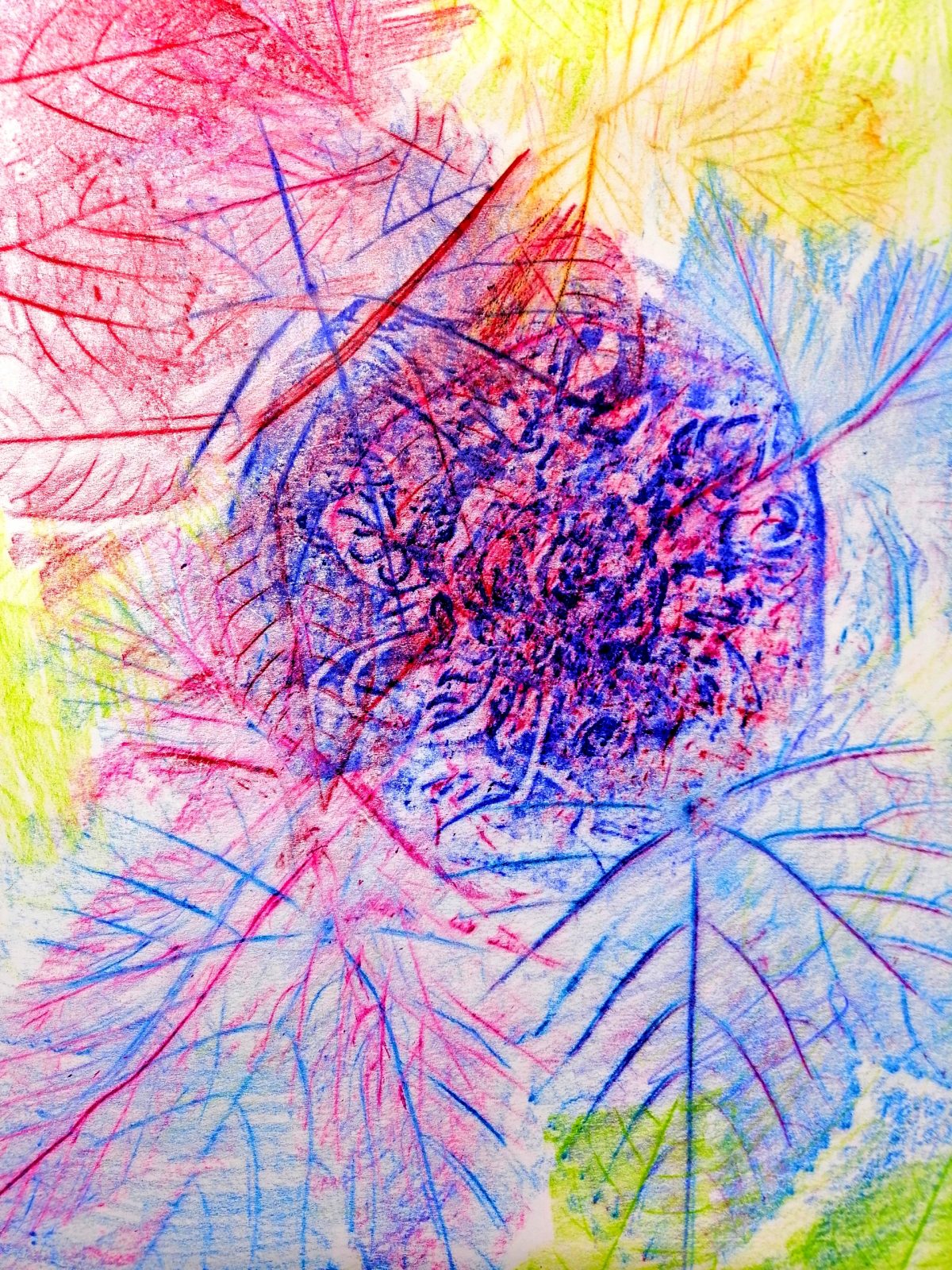 Kompozycja plastyczna struktur kilku jesiennych liści w układzie centralnym. Praca wykonana w technice frotażu z użyciem barw ciepłych i zimnych.