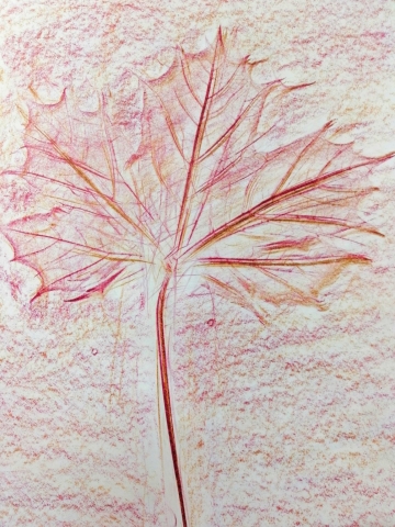 Kompozycja plastyczna struktury jesiennego liścia w układzie centralnym. Praca wykonana w technice frotażu z użyciem barw ciepłych.