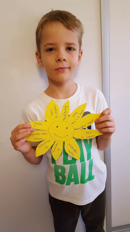 Filip z klasy 2b ze swoim słonecznikiem życzliwości wykonywanym podczas lekcji online