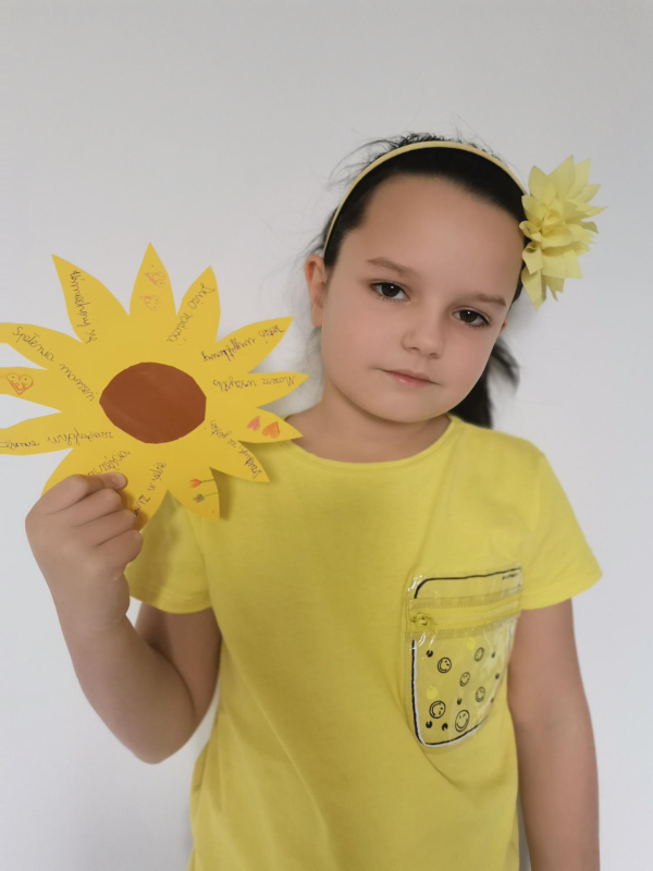 Klaudia z klasy 2b ze swoim słonecznikiem życzliwości wykonywanym podczas lekcji online