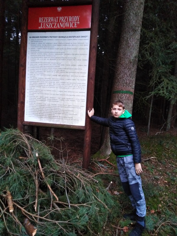 Chłopiec przy tablicy Rezerwat Przyrody Łuszczanowice