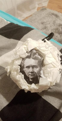 Bombka z symbolem radu i zdjęciem Mari Skłodowskiej Curie