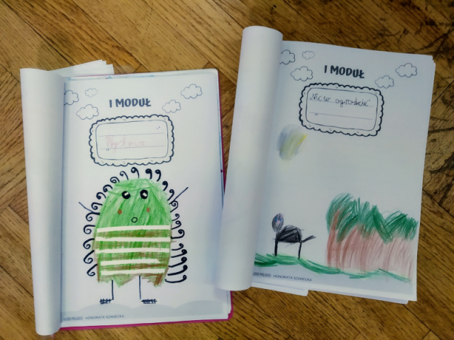 Rysunki dzieci w Lekturnikach przedstawiające bohaterów książki „Kapelusz Pani Wrony” - Wystraszka oraz Nic