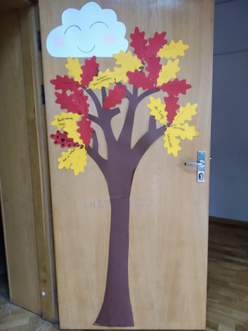 Chmurka Tosia i klasowe drzewo czytelnicze składające się z kolorowych jesiennych liści