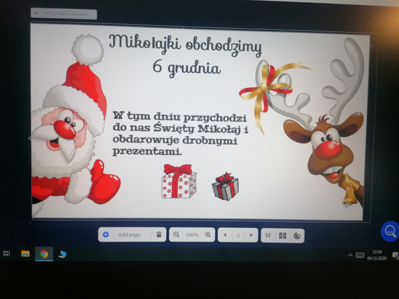 slajd z lekcji mikołajkowej w klasie 2b zrobionej w aplikacji Genially – mikołajki obchodzimy 6 grudnia – wesoły Św. Mikołaj i renifer
