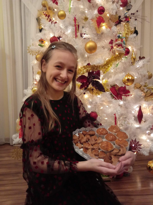 Zosia prezentuje swoje świąteczne pierniczki