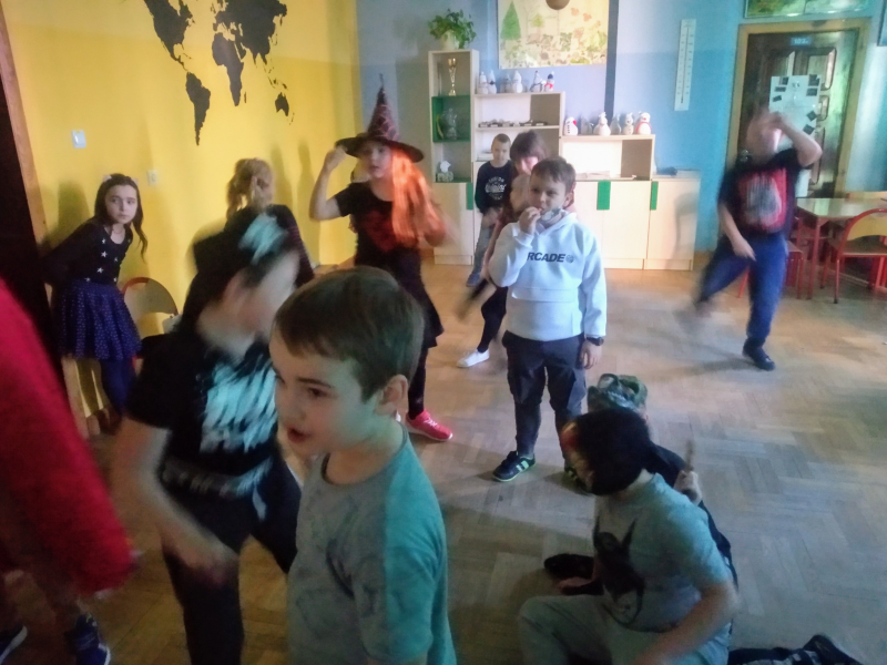 Przebrane dzieci tańczą i bawią się na balu karnawałowym