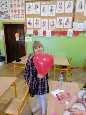 Julia z balonem w kształcie serca