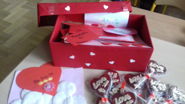 czerwone pudełko w serduszka -walentynkowa skrzynka pełna walentynek klasy 2b oraz lizaki serduszka od rodziców dla uczniów