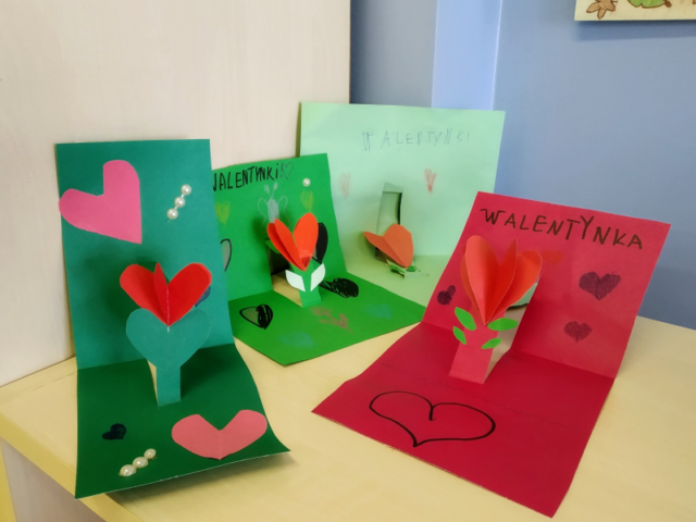 Kolorowe kartki walentynkowe wykonane przez uczniów