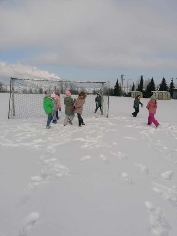 Uczniowie z klasy IIc biegają po śniegu.