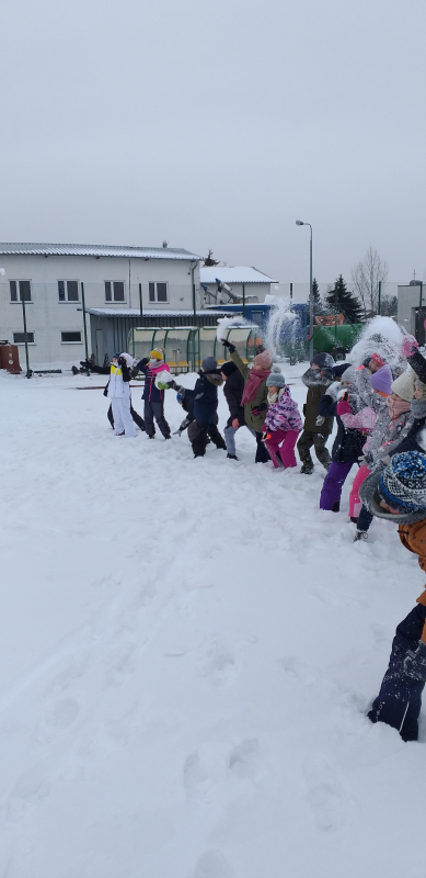 Dzieci rzucają śniegiem na odległość