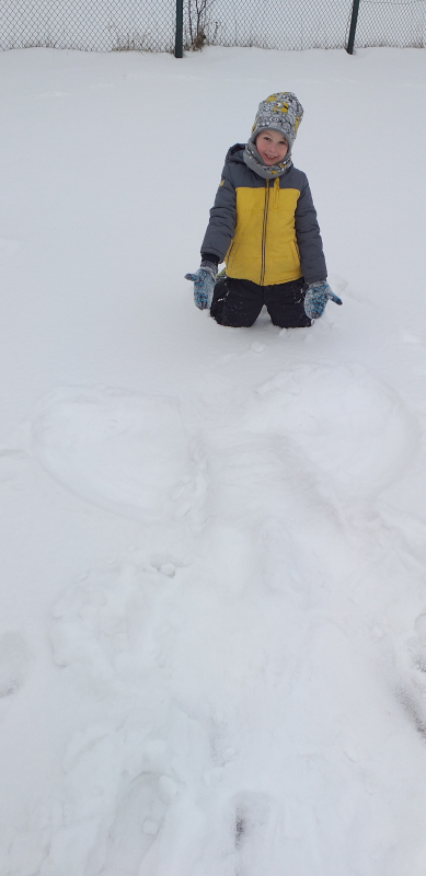 Janek z 2b pokazuje aniołka, jakiego zrobił na śniegu