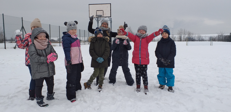 uczniowie 2b wspólnie z wychowawczynią pozują do zdjęcia podczas zabaw na śniegu