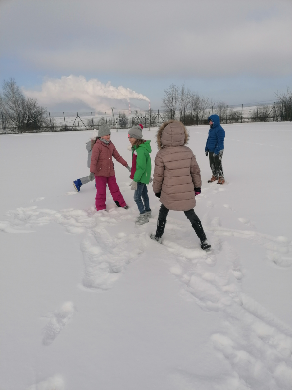 Dzieci rzucają się śnieżkami.