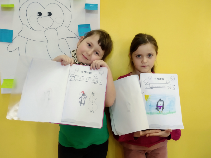 Dziewczynki prezentują swoje rysunki w Lekturnikach