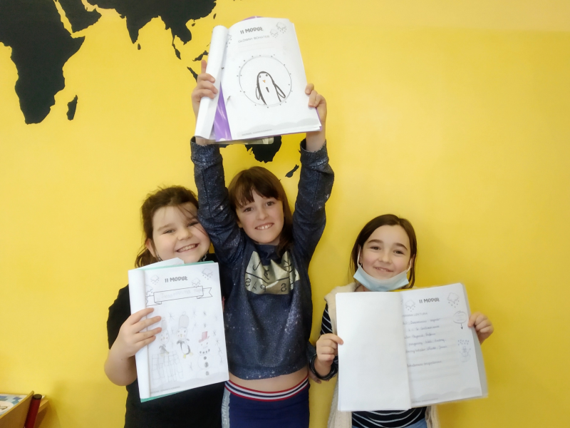 Zadowolone dziewczynki pokazują zadania wykonane w Lekturnikach