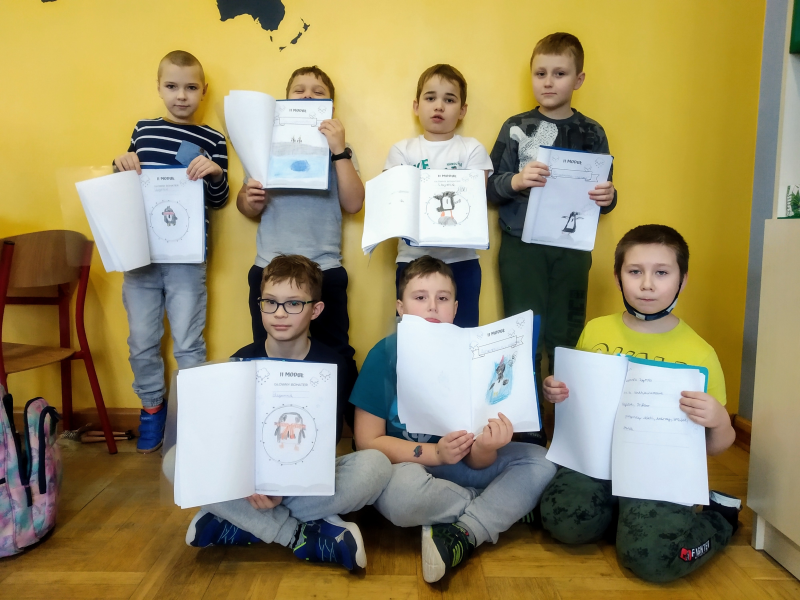 Chłopcy prezentują swoje rysunki Elegancika