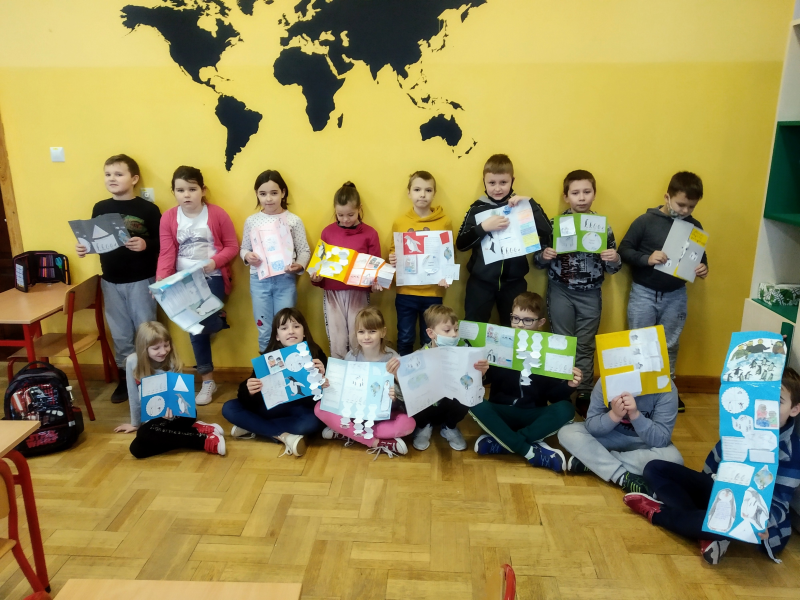 Dzieci z klasy II d pokazują swoje lapbooki o Antarktydzie