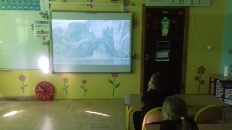klasa 2b ogląda film o topnieniu lodowców w ramach lekcji Mała chmurka w krainie śniegu