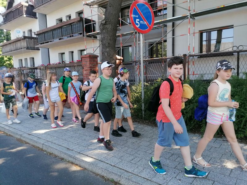 Uczniowie idą chodnikiem.
