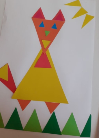 Kompozycja z kolorowych trójkątów na płaszczyźnie – piesek
