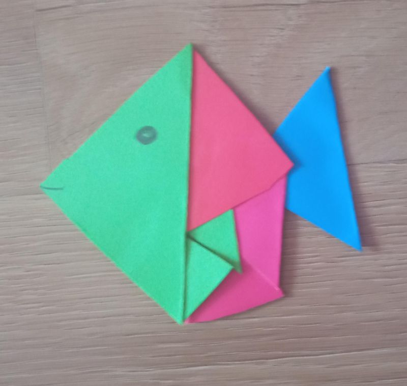 Kompozycja z kolorowych trójkątów na płaszczyźnie – ryba