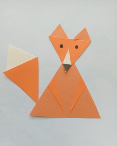 Kompozycja z kolorowych trójkątów na płaszczyźnie – lis