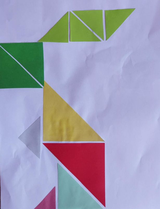 Kompozycja z kolorowych trójkątów na płaszczyźnie – królik