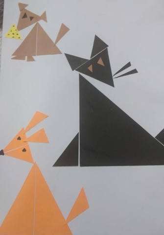 Kompozycja z kolorowych trójkątów na płaszczyźnie – pieski