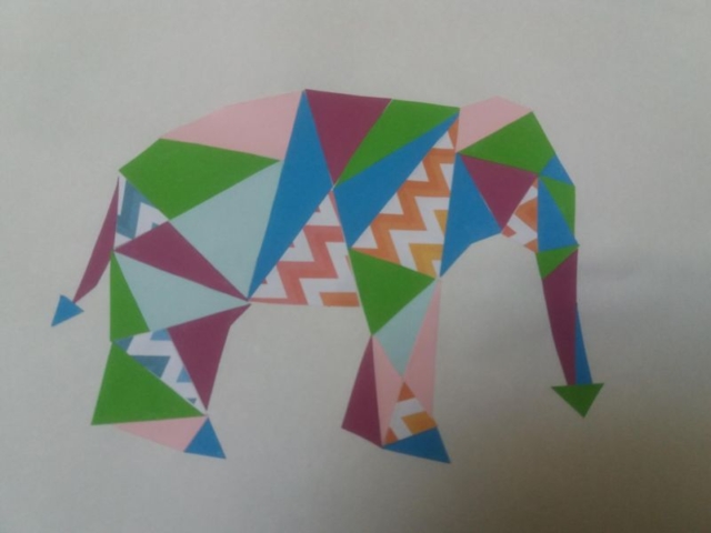 Kompozycja z kolorowych trójkątów na płaszczyźnie – słoń