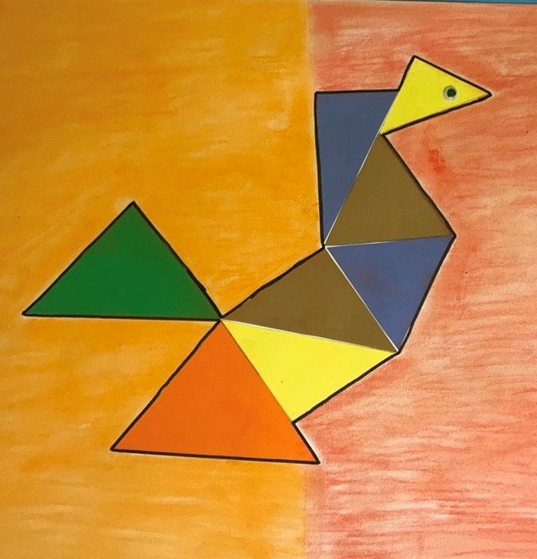Kompozycja z kolorowych trójkątów na płaszczyźnie – foka