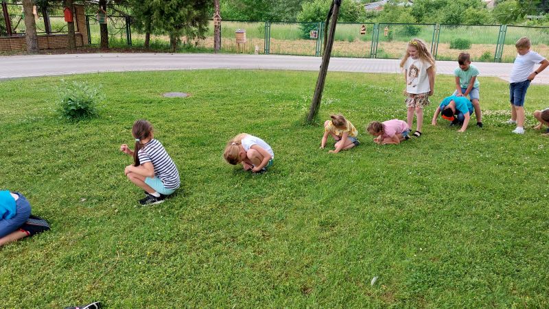 Dzieci bawią się na trawie