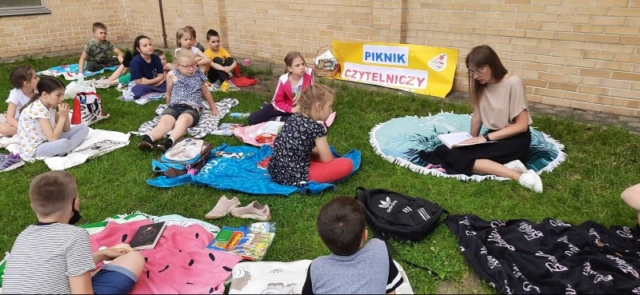 Piknik czytelniczy w 2b zaproszony gość pani pedagog czyta dzieciom opowiadanie