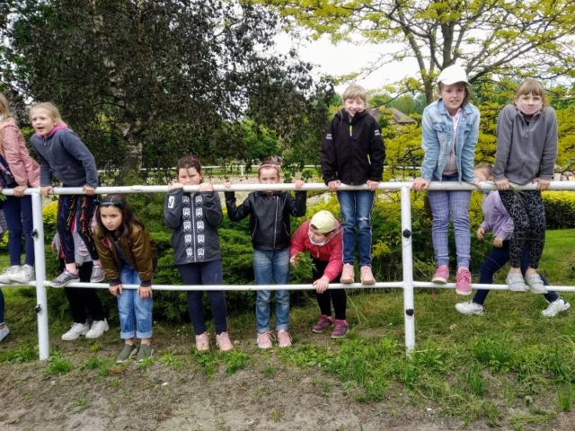 Dzieci stoją na barierkach