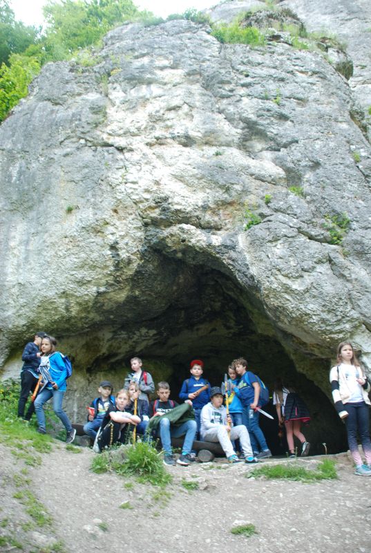 uczestnicy wycieczki przy wejściu do jaskini