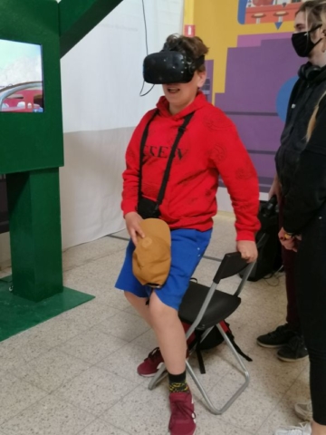 Chłopiec w okularach VR