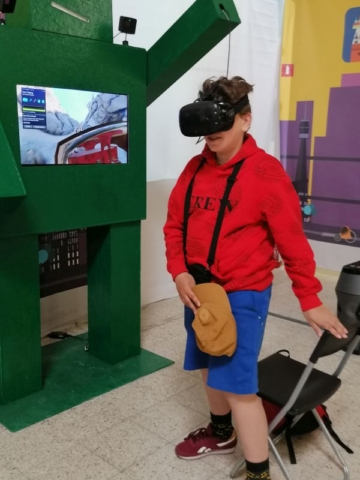 Chłopiec w okularach VR