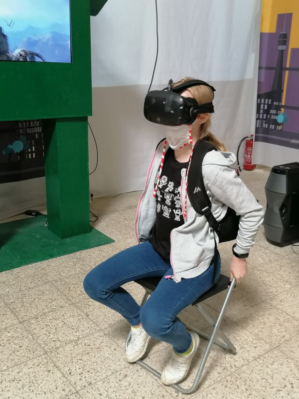 Dziewczynka w okularach VR