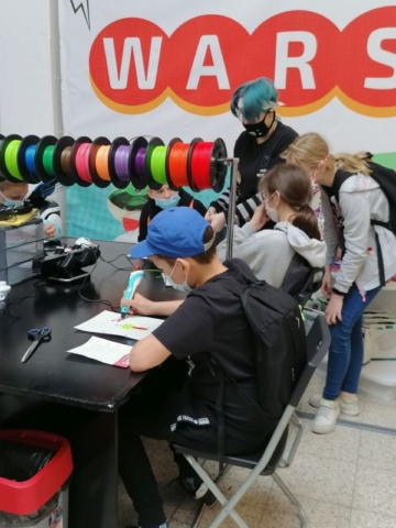 Dzieci podczas warsztatów z długopisem 3D