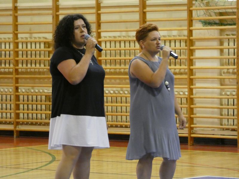 Dwie nauczycielki śpiewają
